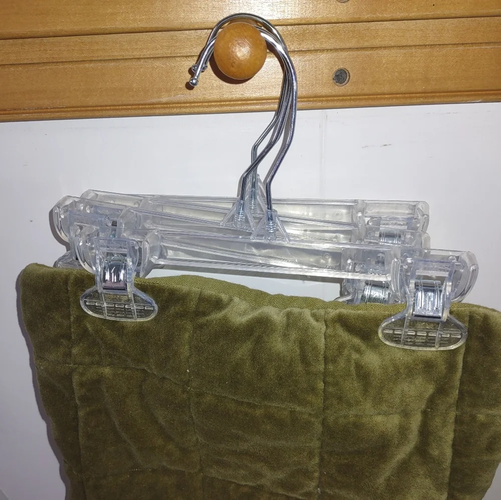 18 Plastic Retail Hangers